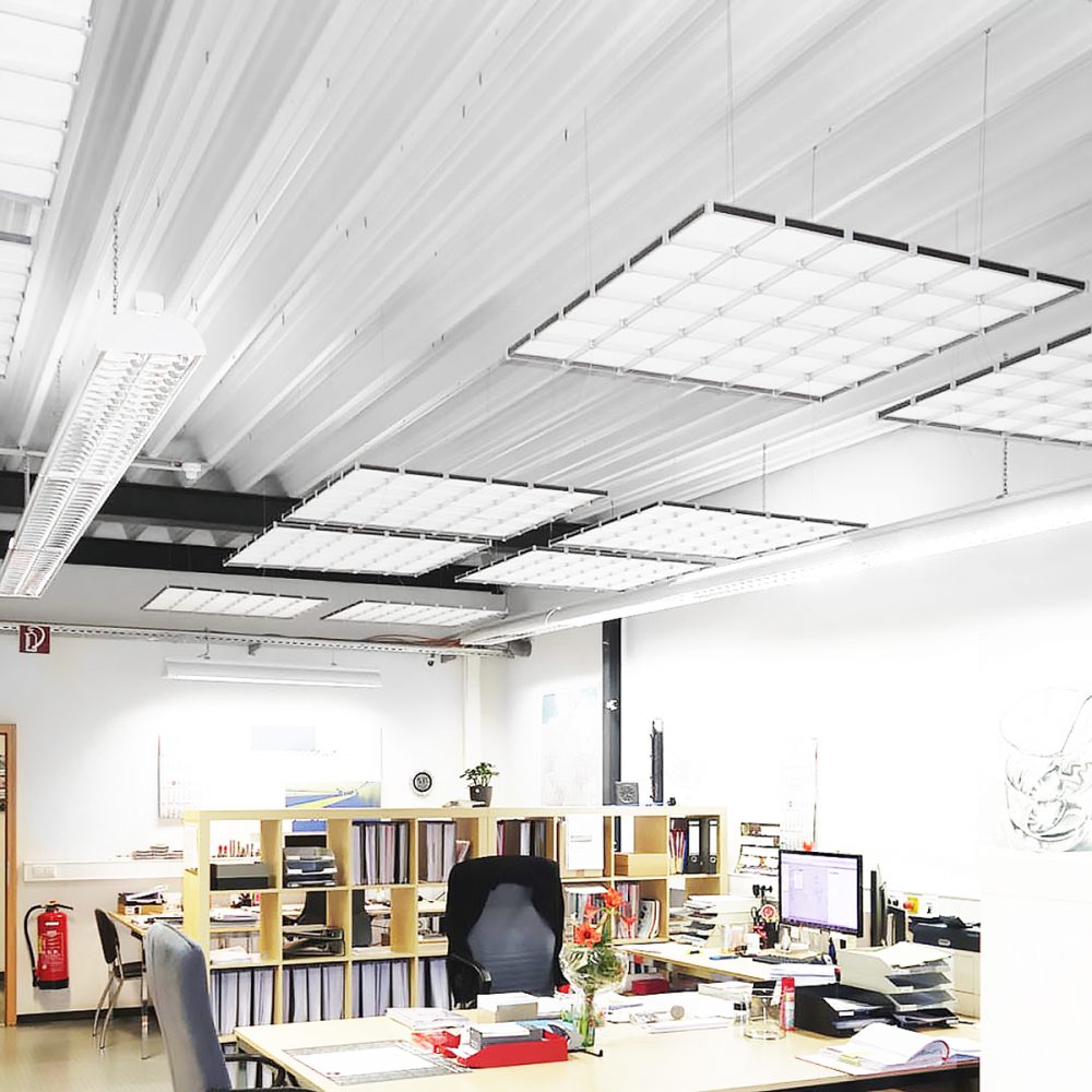 Deckenabhängungen Licht Lampe Leuchte Schallschutz Geräuschschutz 6x6 Büro Arbeitsplatz Ladenbau zusammengesetzt x-cett cassetten hochwertig Polycarbonat PC transluzent hellgrau dunkelgrau individuell schick klasse persönlich einzigartig modern